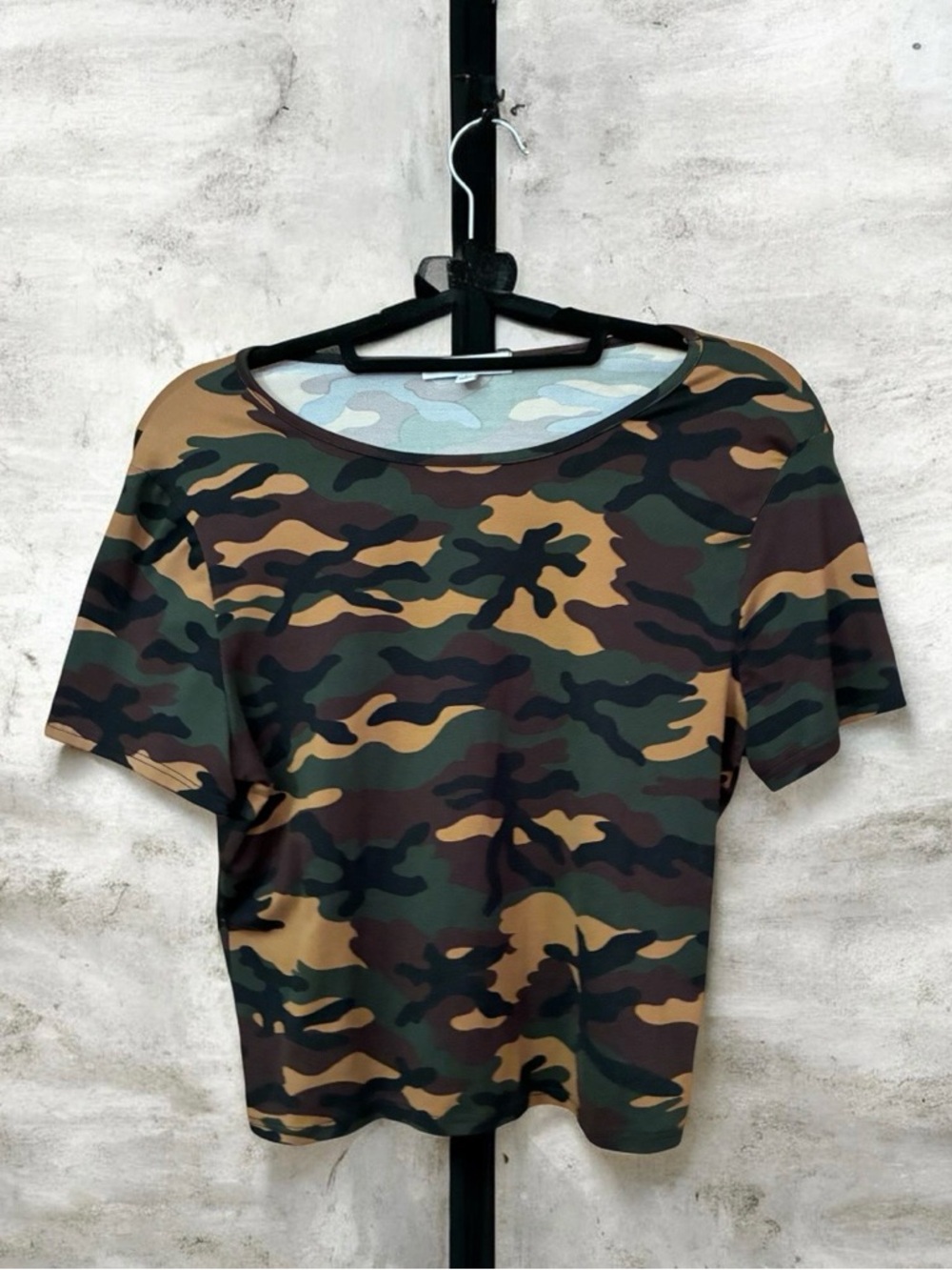 gaze Short Sleeve Scoop Neck Tee in Green Camo